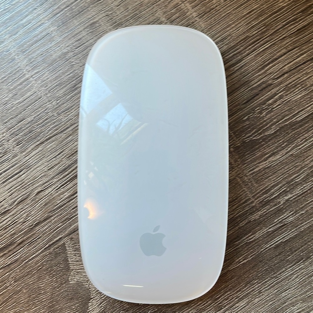 Apple Magic Mouse (1st Gen), Wireless, Bluetooth, 2-AA battery